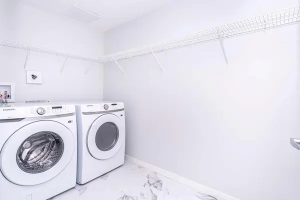 40 Carrington PLZ N #215, Calgary, AB T3P 1X7