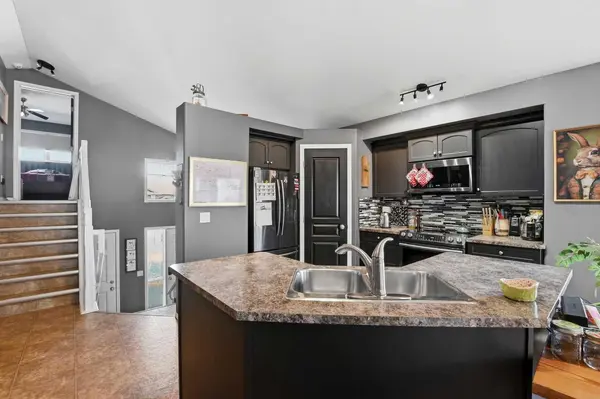 6827 59 St Close, Rocky Mountain House, AB T4T 1V9