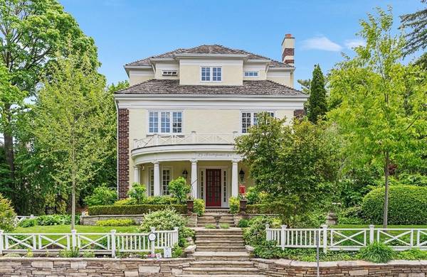 25 Strathgowan CRES, Toronto C04, ON M4N 2Z6