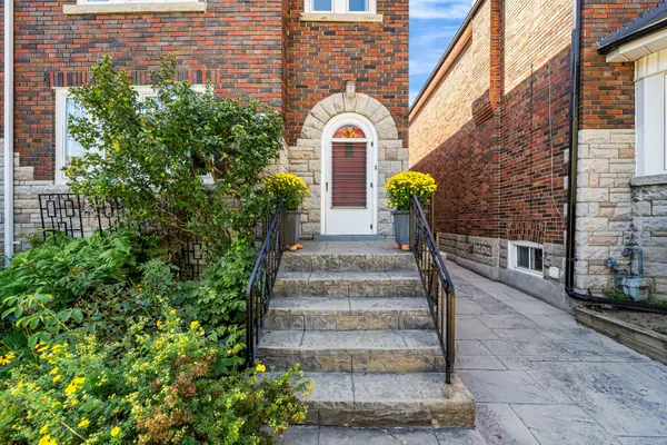 814 Duplex AVE, Toronto C04, ON M4R 1W7