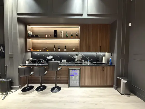 175 West Beaver Creek RD #5, Richmond Hill, ON L4B 3M1