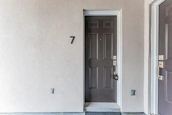 4045 Hickory DR #7, Mississauga, ON L4W 1L1