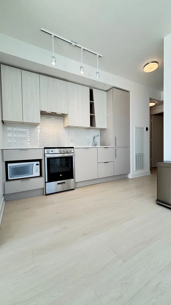 3900 Confederation Pkwy #1004, Mississauga, ON L5B 0M3