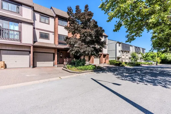 1020 Walden CIR #15, Mississauga, ON L5J 4J9