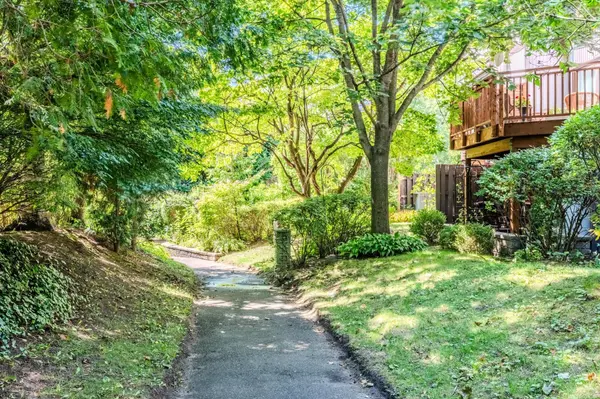 1020 Walden CIR #15, Mississauga, ON L5J 4J9