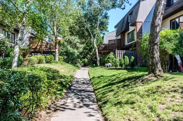 1020 Walden CIR #15, Mississauga, ON L5J 4J9