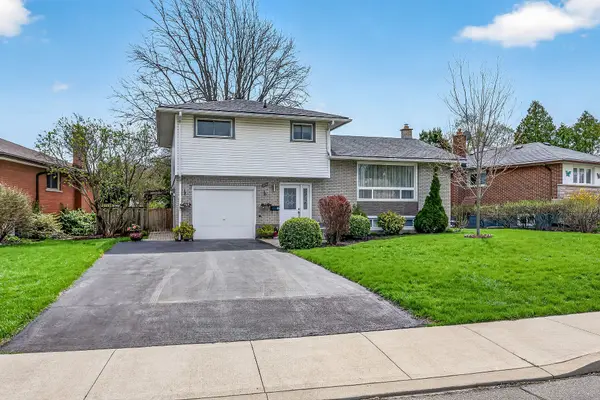 210 Columbia DR, Hamilton, ON L9C 3Y6