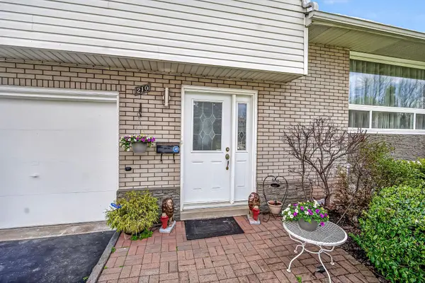 210 Columbia DR, Hamilton, ON L9C 3Y6