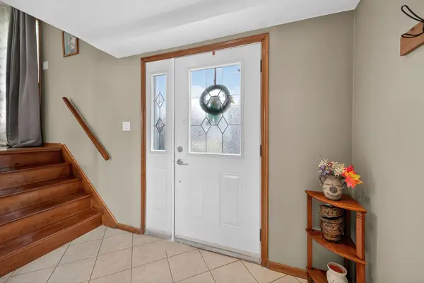 210 Columbia DR, Hamilton, ON L9C 3Y6