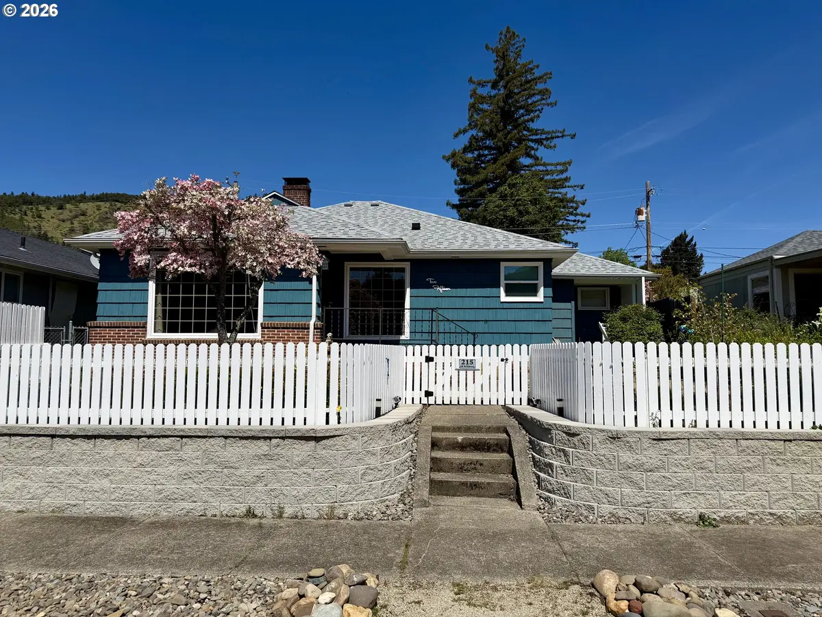 215 NE BROADWAY ST, Myrtle Creek, OR 97457