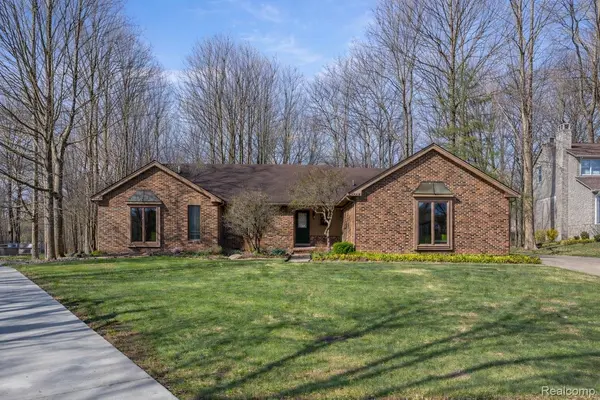 6482 Denton CT, Troy, MI 48098