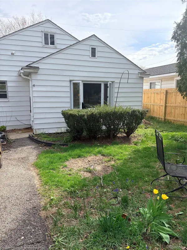 2835 Oldsmobile AVE, Waterford Charter Township, MI 48328