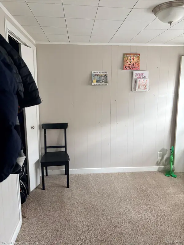 2835 Oldsmobile AVE, Waterford Charter Township, MI 48328