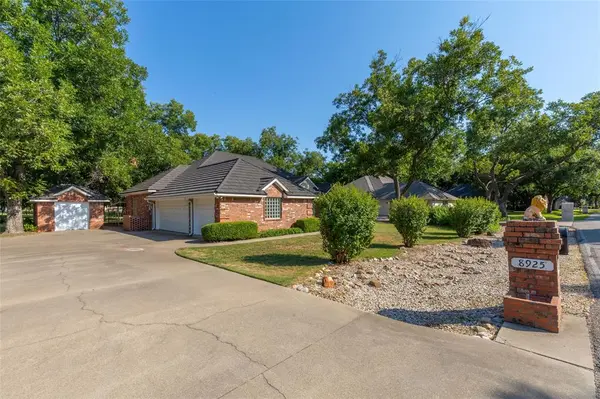 8925 Green Leaves Drive, Granbury, TX 76049