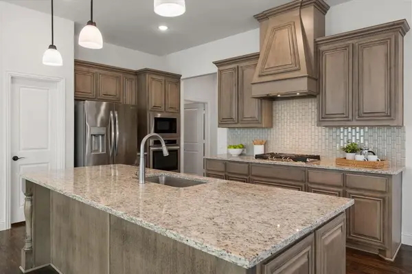 137 Fireberry Drive, Glenn Heights, TX 75154