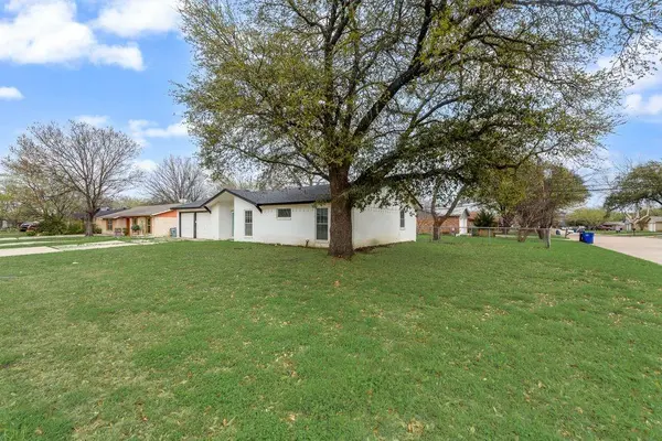 305 Live Oak Drive, Mansfield, TX 76063