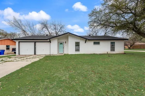 305 Live Oak Drive, Mansfield, TX 76063