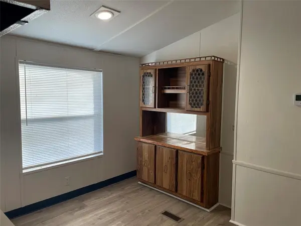 102 Mendy Lane, Tye, TX 79563