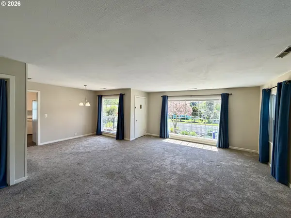 215 NE BROADWAY ST, Myrtle Creek, OR 97457