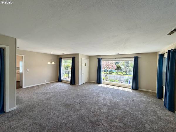 215 NE BROADWAY ST, Myrtle Creek, OR 97457