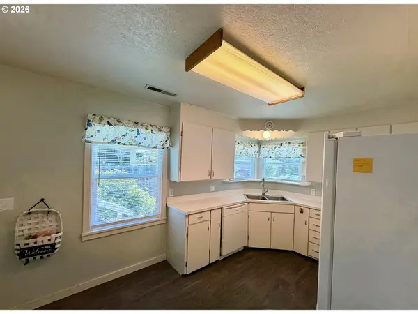 215 NE BROADWAY ST, Myrtle Creek, OR 97457