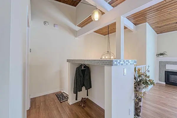 9930 26 ST SW, Calgary, AB T2V 4E9