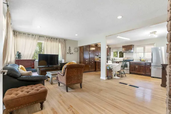 87 Hillgrove DR SW, Calgary, AB T2V 3L8