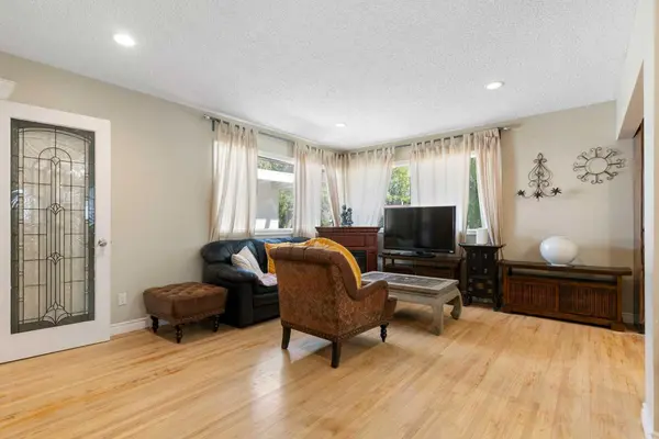 87 Hillgrove DR SW, Calgary, AB T2V 3L8