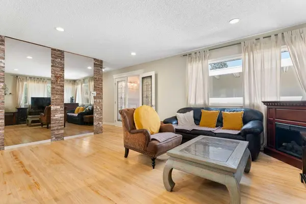 87 Hillgrove DR SW, Calgary, AB T2V 3L8