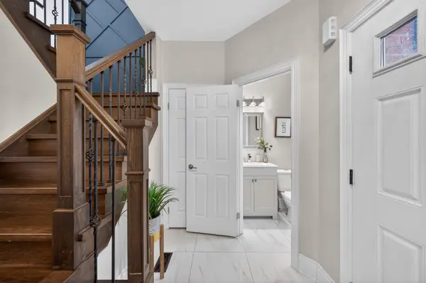 122 Hollybush DR, Hamilton, ON L8B 0P1