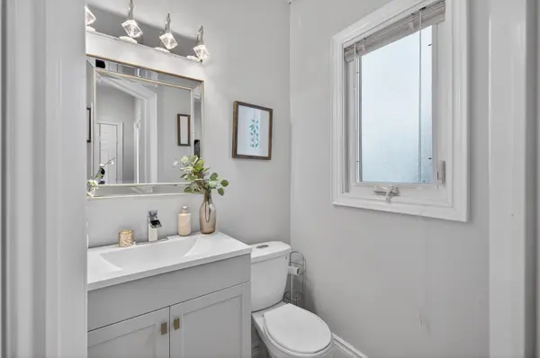 122 Hollybush DR, Hamilton, ON L8B 0P1