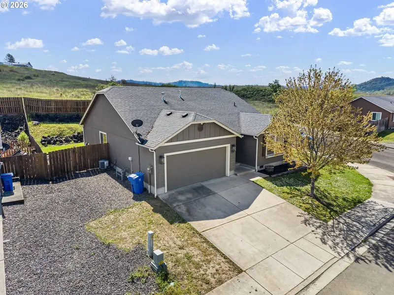 153 QUINCY AVE, Roseburg, OR 97471
