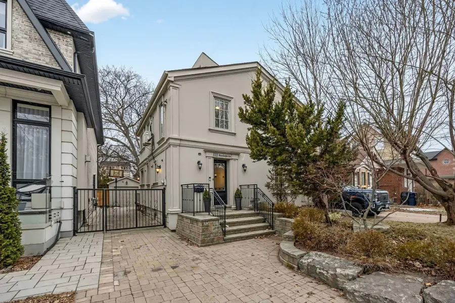 122 Randolph RD, Toronto C11, ON M4G 3R9