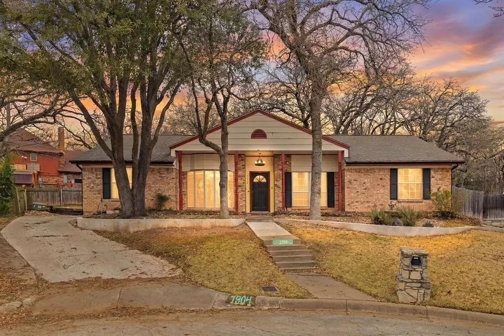 1904 Bay Oaks Court, Fort Worth, TX 76112
