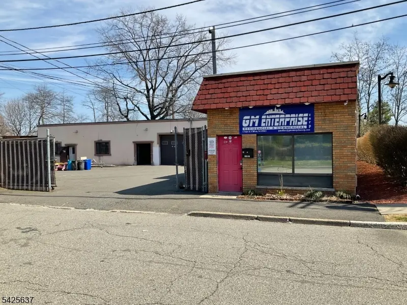 1 Sago St, Clifton City, NJ 07013