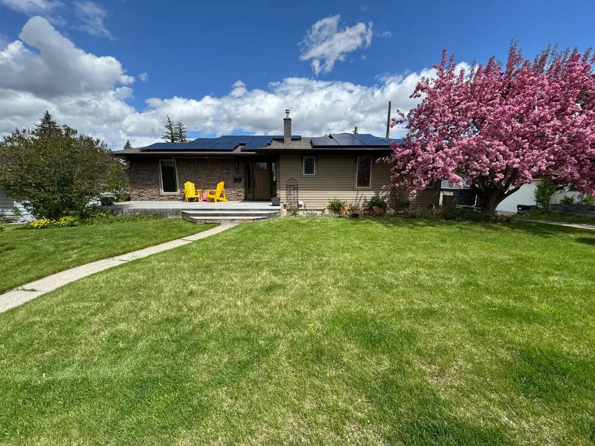 4712 Grove Hill RD SW, Calgary, AB T3E 4G2