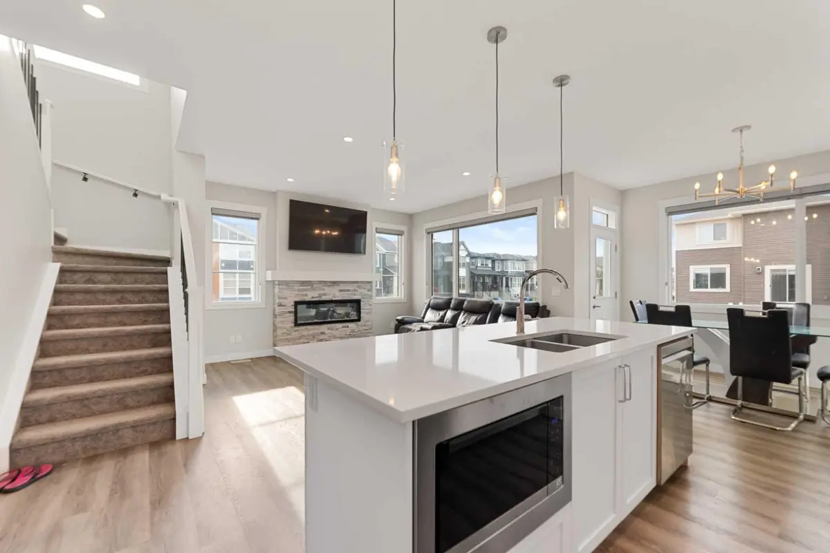 7 Corner Glen Common NE, Calgary, AB T3N 2L5