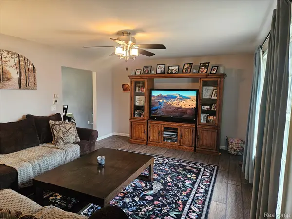 5244 Applewood DR, Flushing Charter Township, MI 48433