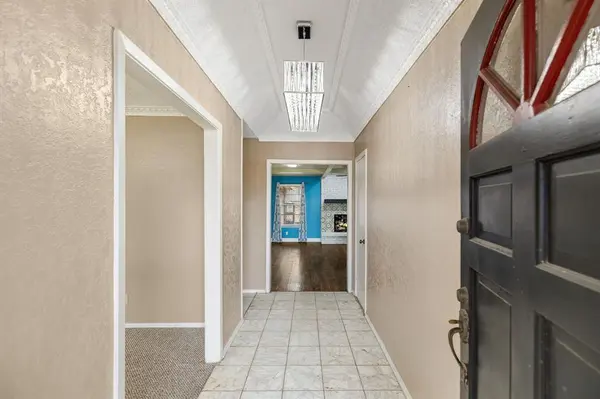 1904 Bay Oaks Court, Fort Worth, TX 76112