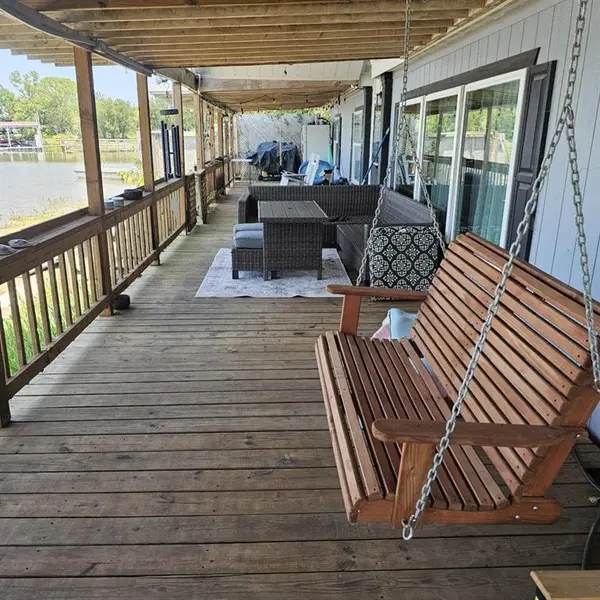 140 Meadow Pond Court, Runaway Bay, TX 76426