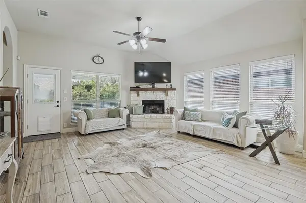 516 Lakeview Drive, Alvarado, TX 76009