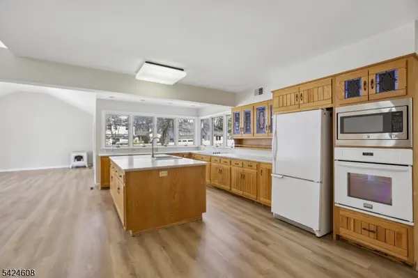 44 Colonia Pl, Woodbridge Twp., NJ 07067