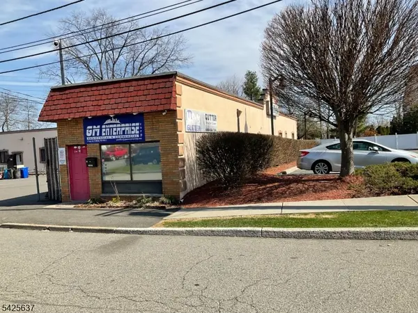 1 Sago St, Clifton City, NJ 07013