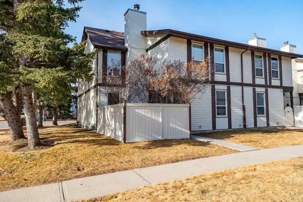 3200 60 ST #5,  Calgary,  AB T1Y 4K8