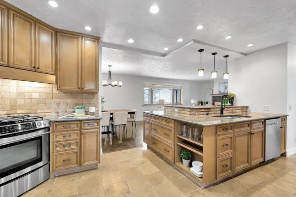 4712 Grove Hill RD SW, Calgary, AB T3E 4G2