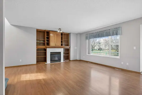 416 Douglas Glen Close SE, Calgary, AB T2Z 3A4