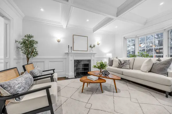 122 Randolph RD, Toronto C11, ON M4G 3R9