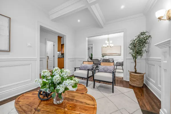 122 Randolph RD, Toronto C11, ON M4G 3R9