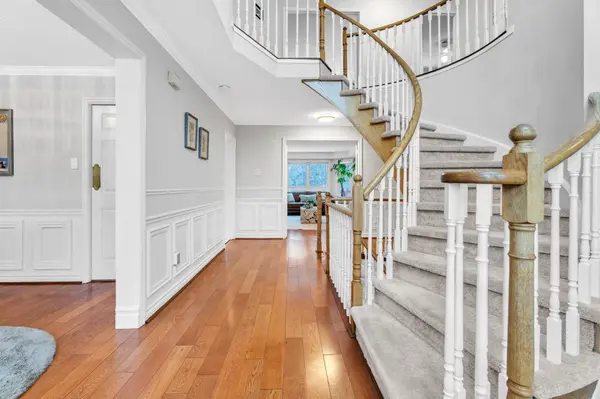 235 Kemano RD, Aurora, ON L4G 5Z1