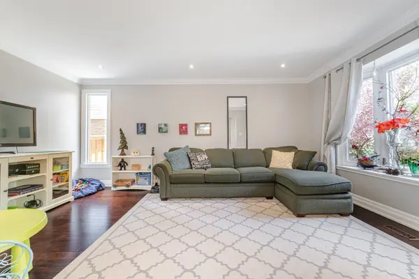 37 Massey ST, Brampton, ON L6S 2V7